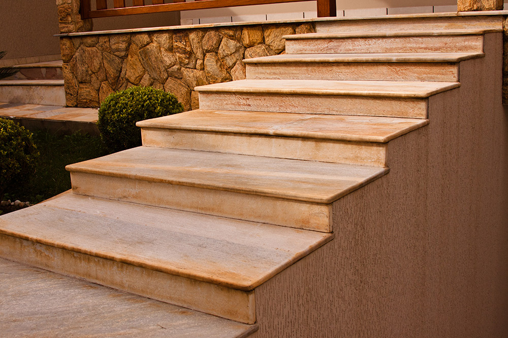 Escadaria e mesa com pedras quadradas 1