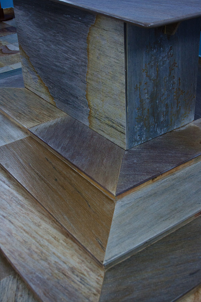 Escadaria e mesa com pedras quadradas 3