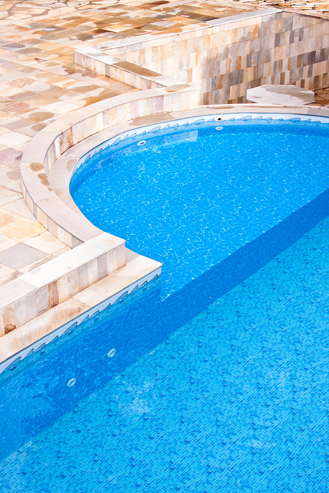 Piscina com borda boleada e pedras serradas 1