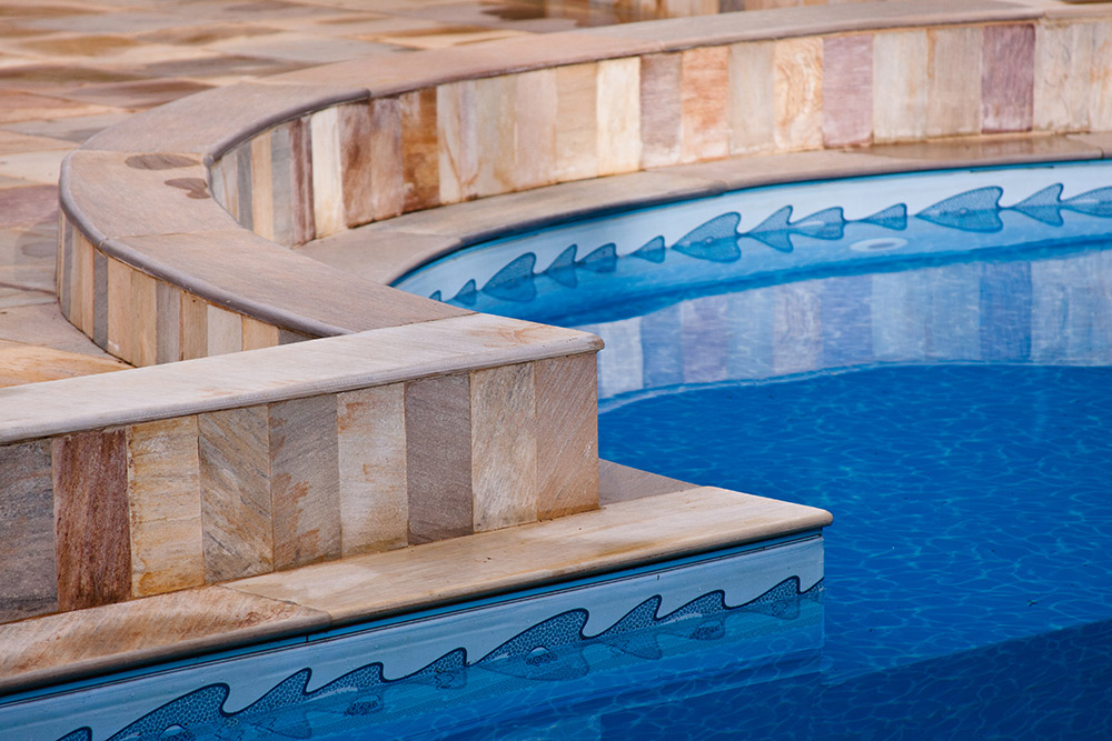 Piscina com borda boleada e pedras serradas 4